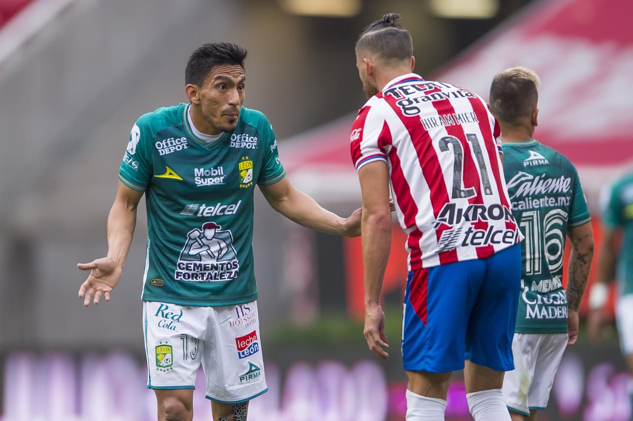 Luis Montes tenía la oportunidad de abrir el marcador en los últimos minutos de la primera mitad. Cobró un tiro libre fuera del área que se fue desviado.