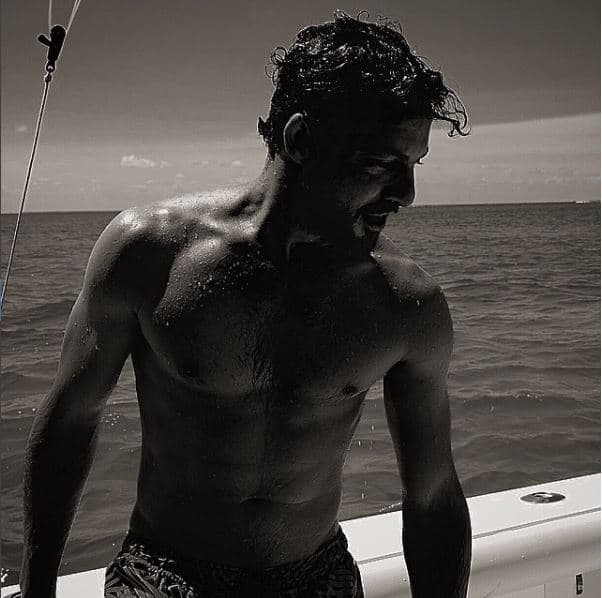El cantante español David Bisbal deleita a sus fans con fotos en las que presume su muy trabajado cuerpo.