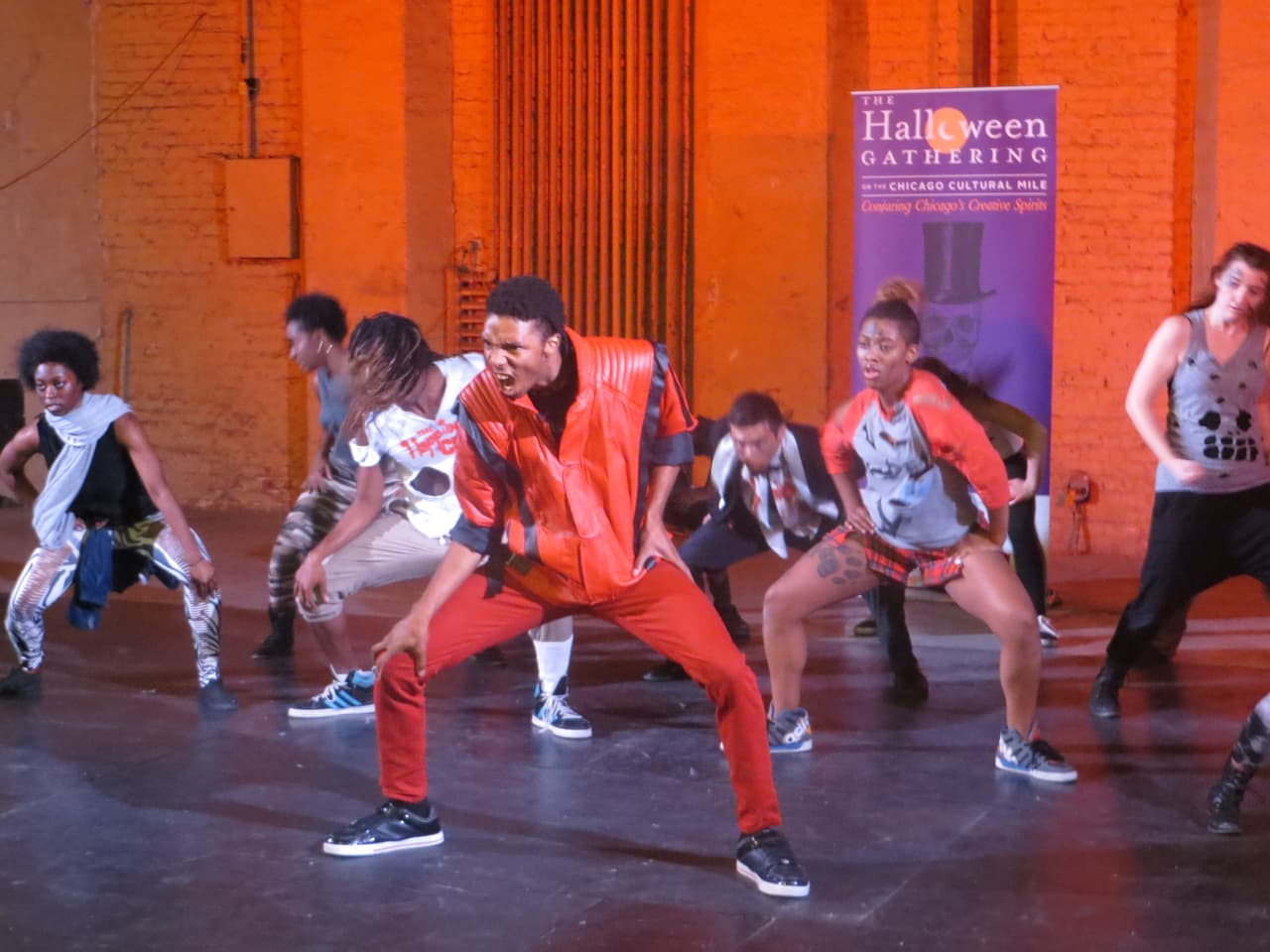 Se invita a los asistentes a ir disfrazados, pero los organizadores piden que no lleven máscaras, en vez de eso usen pintura facial o pelucas.