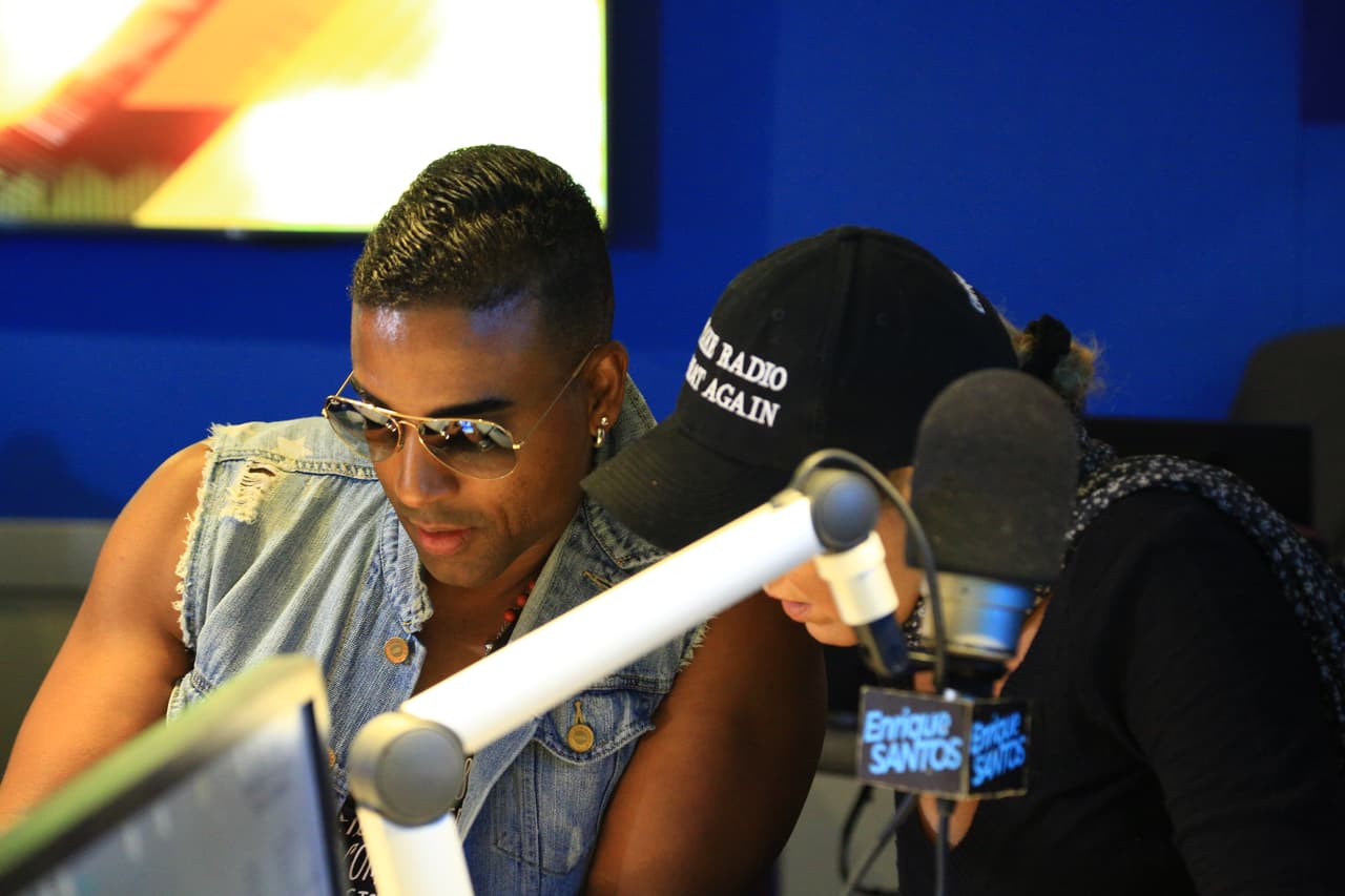 Yotuel enseñándole a Luisa una foto de su perrito. Bueno, en verdad no sabemos lo que le está enseñando así que estamos adivinando.