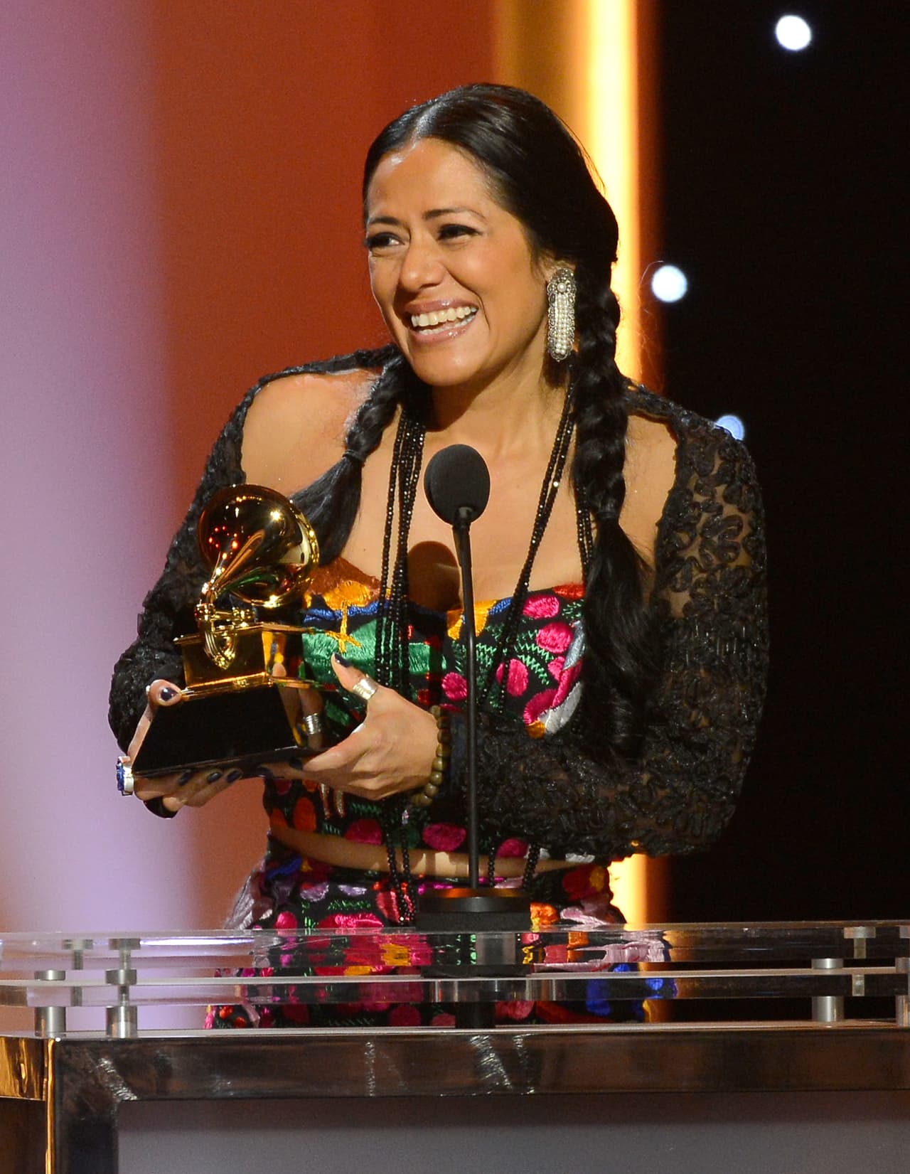 Lila Downs ha recibido varios reconocimientos por su destacable trayectoria, uno de ellos fue el GRAMMY, en 2013, en la categoría Mejor Álbum de Música Regional Mexicana, por su disco 'Pecados y Milagros'.