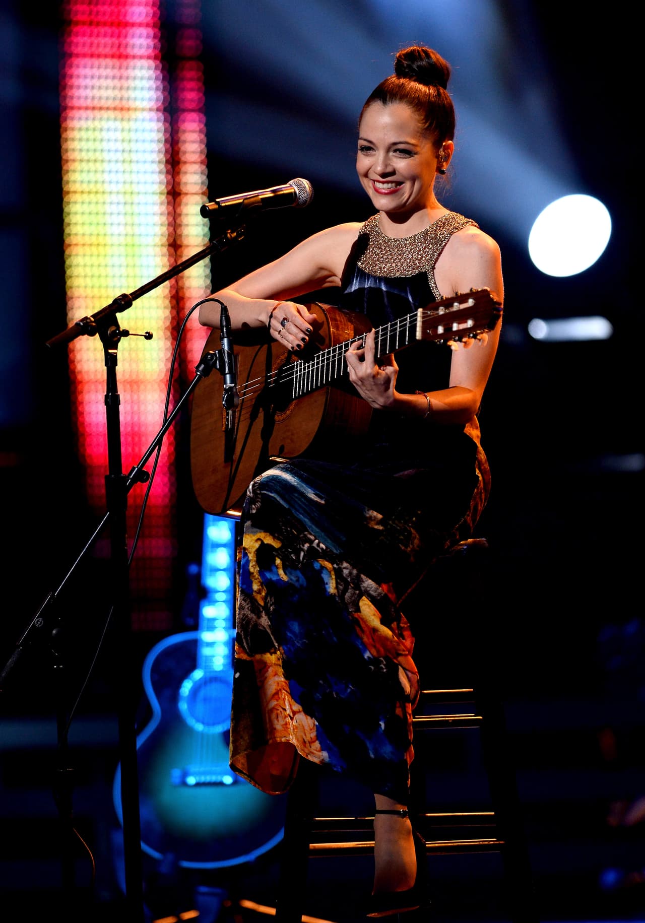 Natalia ha sido ganadora de premios GRAMMY por sus logros en la música, y ha recorrido el mundo con sus proyectos.