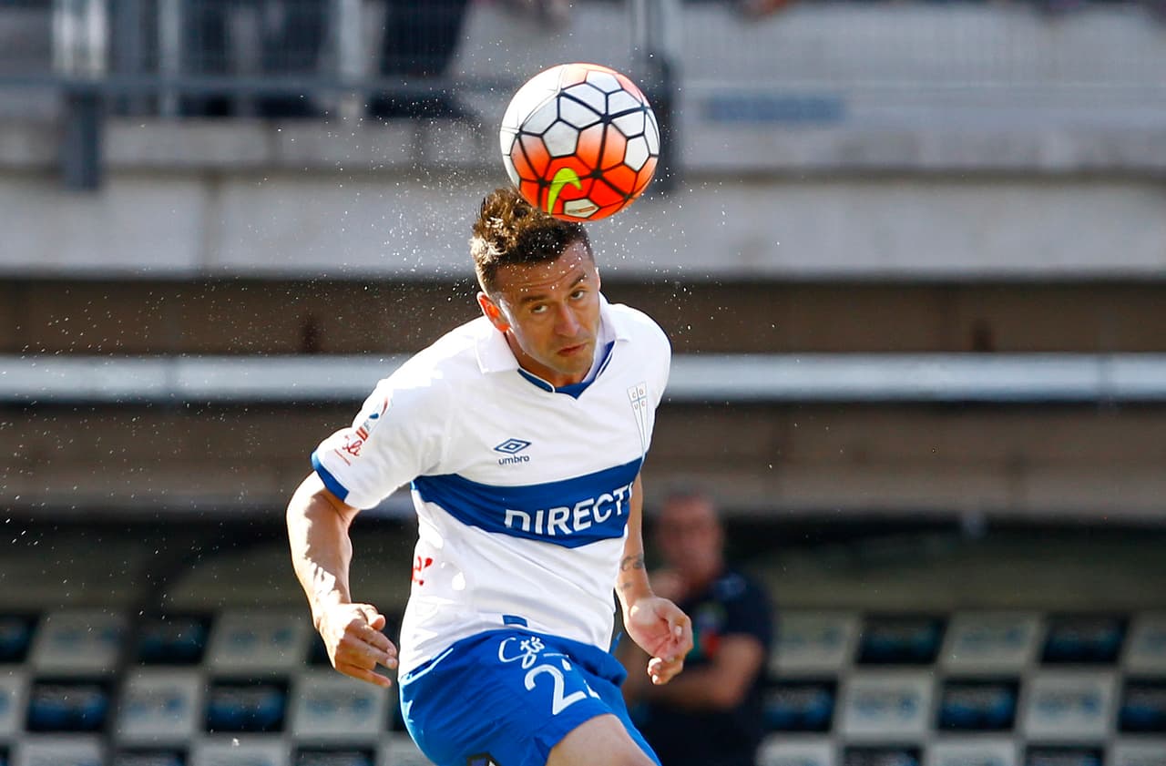 Católica y Colo Colo ganan y lideran un irregular Clausura chileno