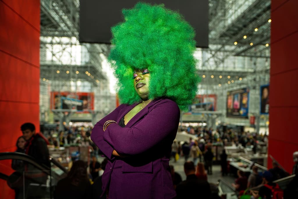 Un asistente posa vestido como She-Hulk, la superheroína que aparece en los cómics publicados por Marvel Comics.