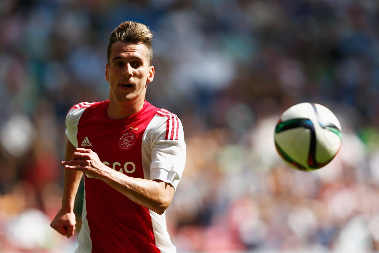 Ajax y Feyenoord ganan y continúan su pulso en cabeza de la Eredivisie