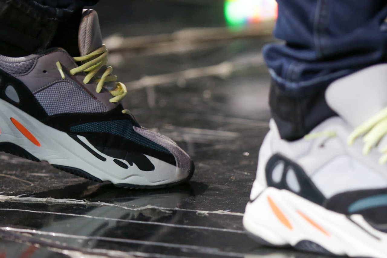 Anuel, que llegó de jeans y chaqueta al ensayo, completó su atuendo con estas zapatillas deportivas.