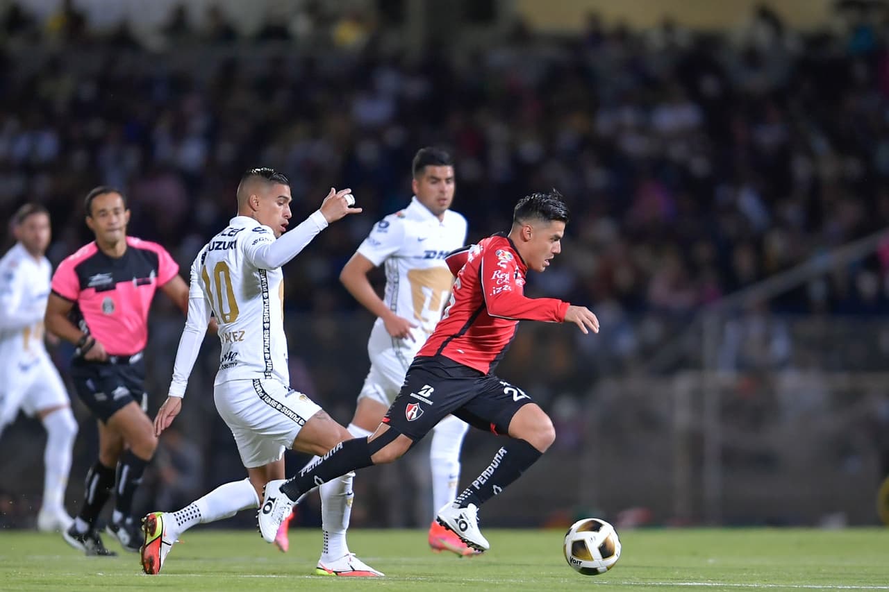 Con un cañonazo de Julio Furch en el primer tiempo, Atlas logra vencer de visita a los Pumas 0-1 y tomán una muy cómoda ventaja en las semifinales del futbol mexicano.