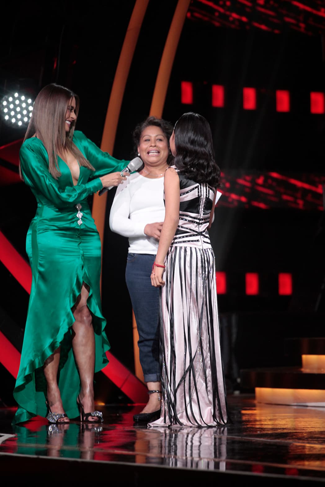 "Estoy feliz porque ya realizó su sueño (cantar en un escenario). Somos dos guerreras que hemos luchado mucho", dijo Bella García al referirse a su hija.