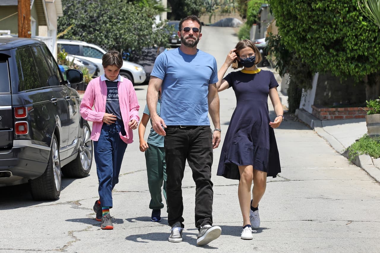 <b><a href="https://www.univision.com/temas/ben-affleck" target="_blank">Ben Affleck</a></b>
<a href="https://www.univision.com/temas/ben-affleck" target="_blank"> </a>dejó por unas horas a 
<b><a href="https://www.univision.com/temas/jlo" target="_blank">JLo</a></b> y celebró su cumpleaños 49 este domingo 15 de agosto junto
<b><a href="https://www.univision.com/famosos/hijos-de-ben-affleck-y-jennifer-garner-fotos" target="_blank"> con sus tres hijos. </a></b>
<br>