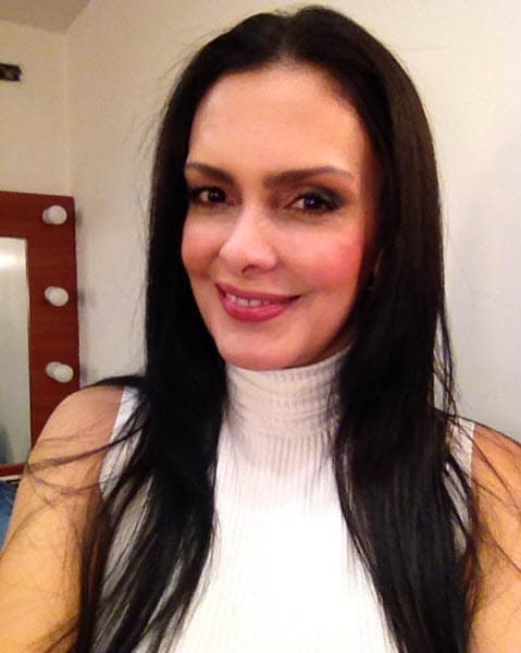 En 2014 hizo una pausa en su carrera como actriz para incursionar en la política, fue candidata para ocupar una silla en el senado de su país, pero no logró ganar las votaciones.