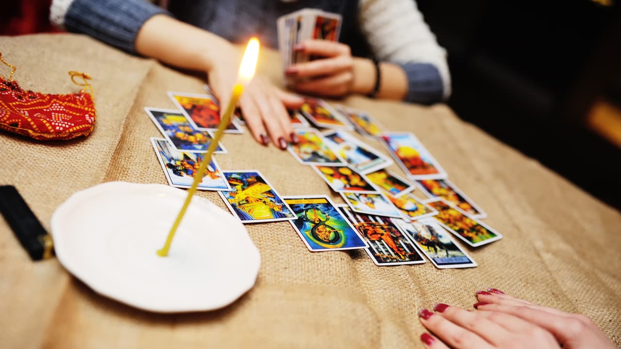 Una lectura de 12 cartas, colocadas justamente como las del Zodiaco, también la pueden utilizar para hablarte sobre cómo te irá en cada uno de los 12 meses del año.