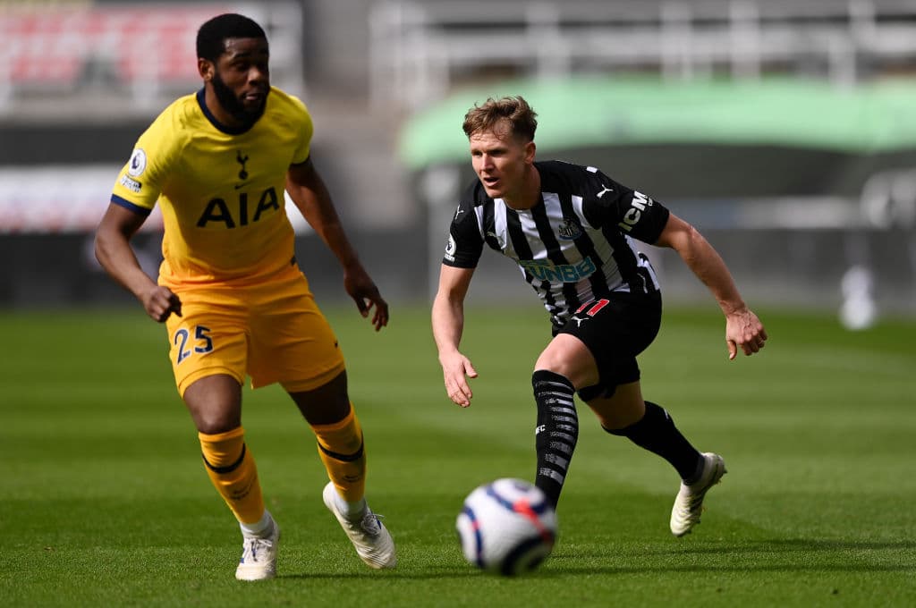 Tottenham y Newcastle reparten puntos durante la fecha 30 de la Premier League. Joelinton le daba la victoria a los 'Magpies', pero el doblete de Harry Kane ya ponía arriba a los 'Spurs' y casi al finalizar el partido, Joe Willock fue el encargado de igualar el marcador durante el encuentro.