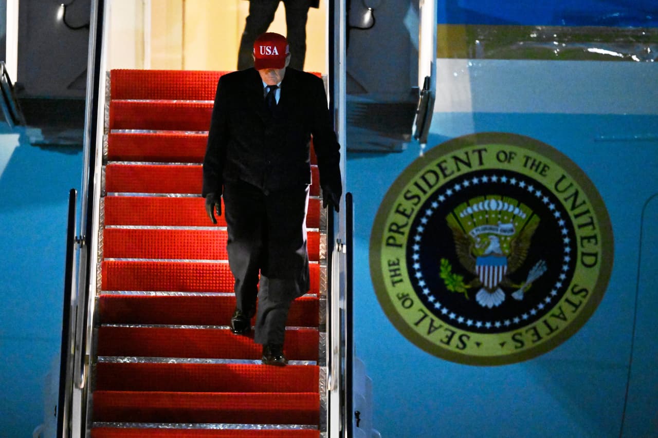 El presidente Donald Trump baja del Air Force a la Base Conjunta Andrews, Maryland, en Washington.