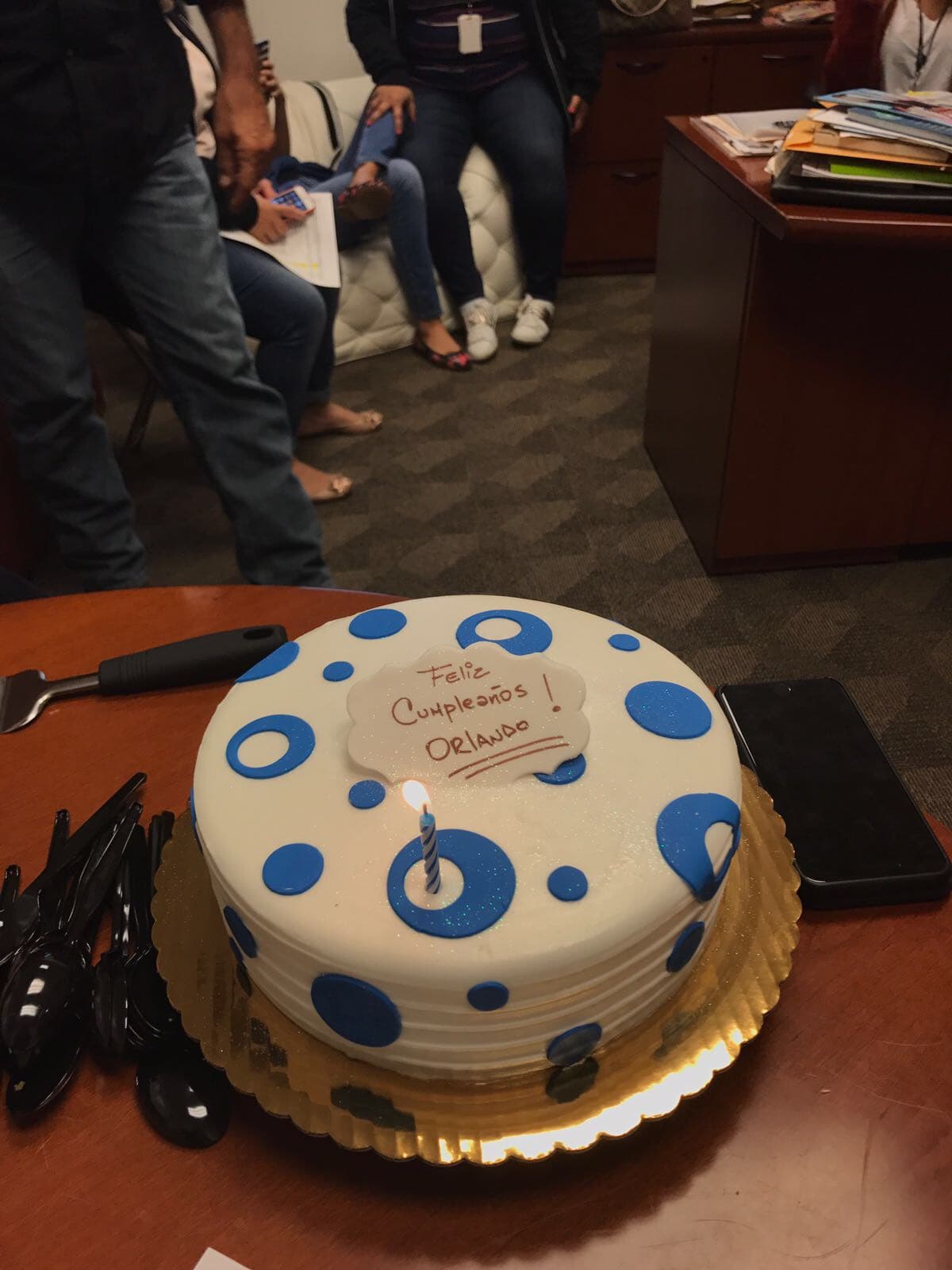 La velita estaba lista y esperando que Orlando pidiera su deseo de cumpleaños.