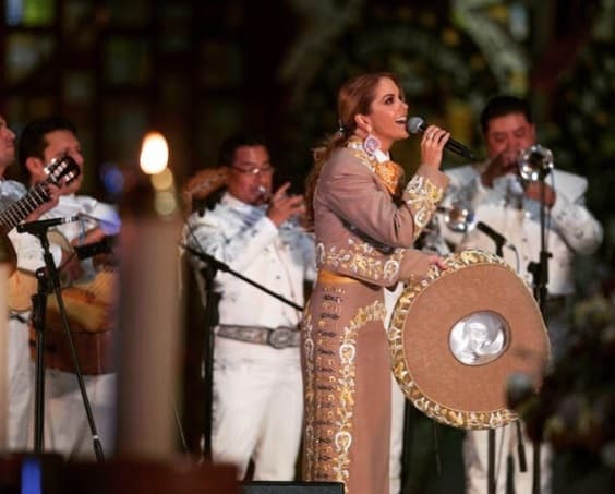 Acompañada de un mariachi, Lucero entona sus populares baladas rancheras siempre con un estilo muy mexicano.