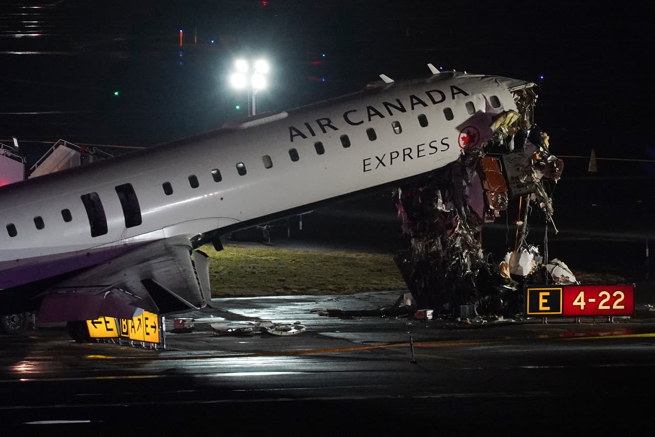 Dos controladores de LaGuardia abandonaron su puesto antes de tiempo la noche del accidente de Air Canada, según nuevos reportes