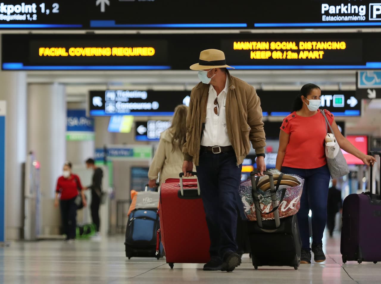 A partir de este martes quienes quieran viajar a través del Aeropuerto Internacional de Miami tendrán que llevar una mascarilla puesta o no podrán hacerlo.
<br>