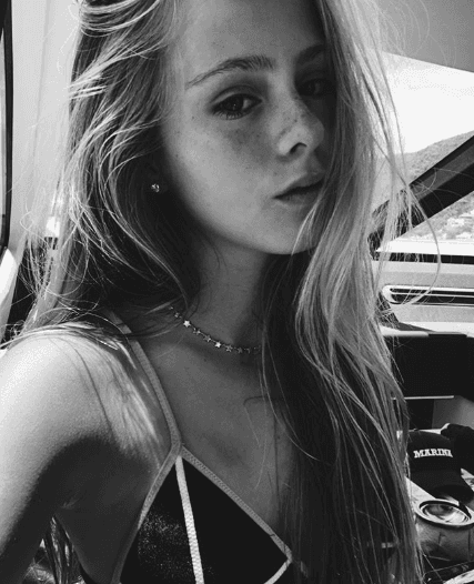 Ese mismo año incursionó en el mundo del modelaje, fue elegida para ser la imagen de la diseñadora Raquel Orozco.