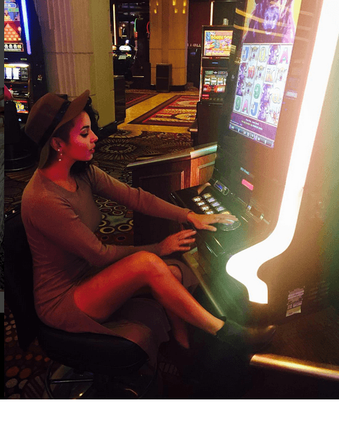 Raquel Sofía la pasa genial en Las Vegas, la cantante prueba su suerte en el casino mientras espera la gran noche de Latin GRAMMY.