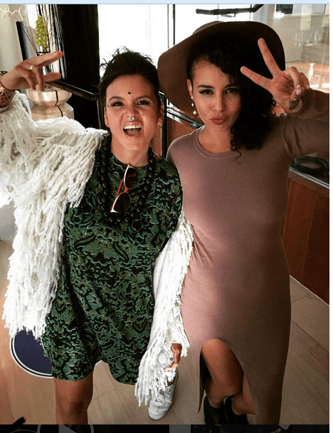 Y si de hablar de amigos se trata, Raquel se tomó una selfie con la talentosa Liliana Saumet, de Bomba Estereo.