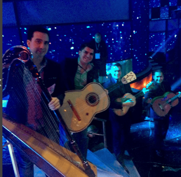 El toque regional en Las Vegas lo están poniendo los muchachos del mariachi Sol de México.