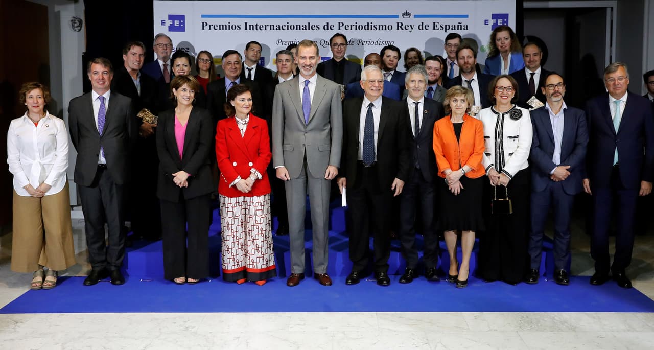 El Rey Felipe, junto a la vicepresidenta del Gobierno, Carmen Calvo (primera fila-4i), el ministro de Asuntos Exteriores, Josep Borrell (primera fila-6d), el ministro del Interior, Fernando Grande-Marlaska (primera fila-5d), y otras personalidades, posa junto a los premiados en la ceremonia de entrega de los XXXVI Premios Rey de España y el XV premio de periodismo Don Quijote, convocados por la Agencia EFE y la Agencia Española de Cooperación Internacional para el Desarrollo (Aecid).