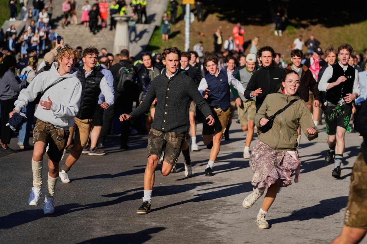 La gente corre para entrar al 191.º festival de la cerveza Oktoberfest en Múnich, Alemania, el sábado 19 de septiembre de 2026.