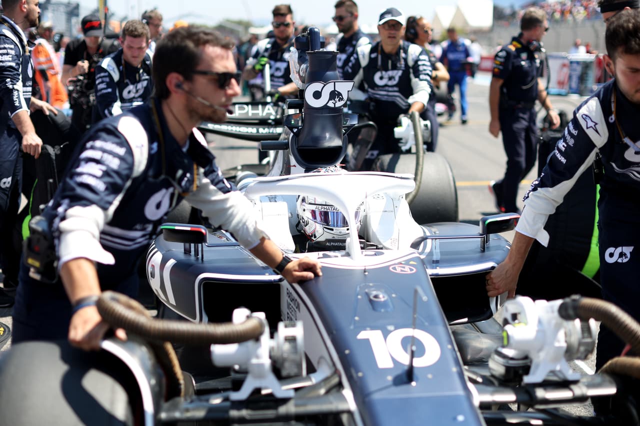 Max Verstappen conquistó el Gran Premio de Francia por delante de Lewis Hamilton y George Russell. Checo Pérez fue cuarto y Charles Leclerc tuvo que abandonar la carrera tras un impactarse con el muro.
