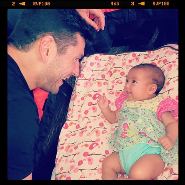 Con esta fotografía Jacky Bracamontes compartió uno de los momentos más agriduces de su vida: el 28 de marzo nació su primera hija, Jacky, pero el otro bebé que esperaba no sobrevivió.