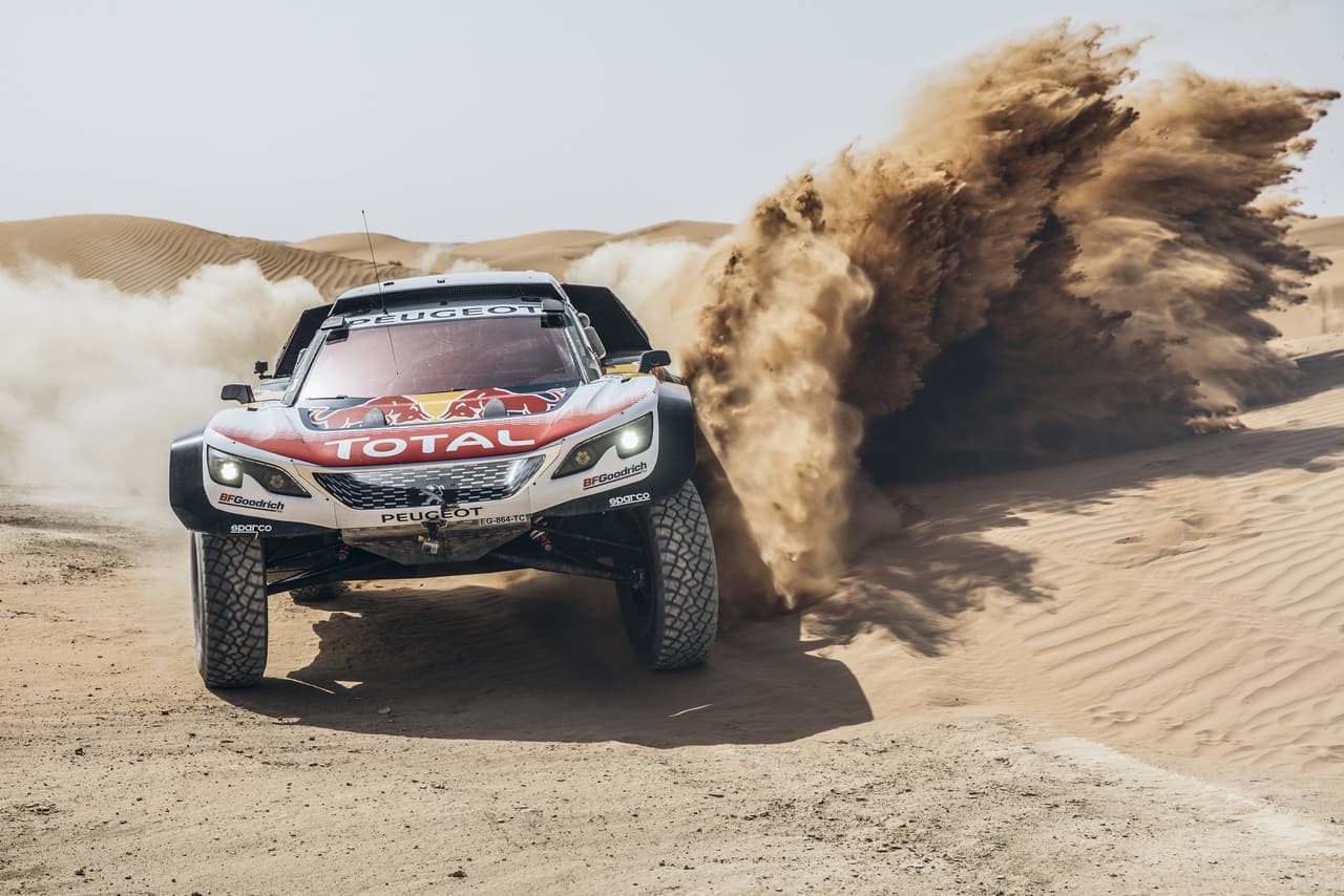 Peugeot participa con 
<b>el modelo 3008DKR. </b>Además de contar con tener en sus filas a Stéphane Peterhansel, denominado 'Mr. Dakar' Ha sido 13 veces campeón de este rally (es el piloto con más títulos en la historia de la competencia), seis veces en moto y siete en autos, y de ellas dos han sido con el fabricante francés. 
<br>Sus otros tres autos son pilotados por el campeón del WRC, Sébastien Loeb; Carlos Sainz y Cyril Despres, todos con experiencia en el Dakar.