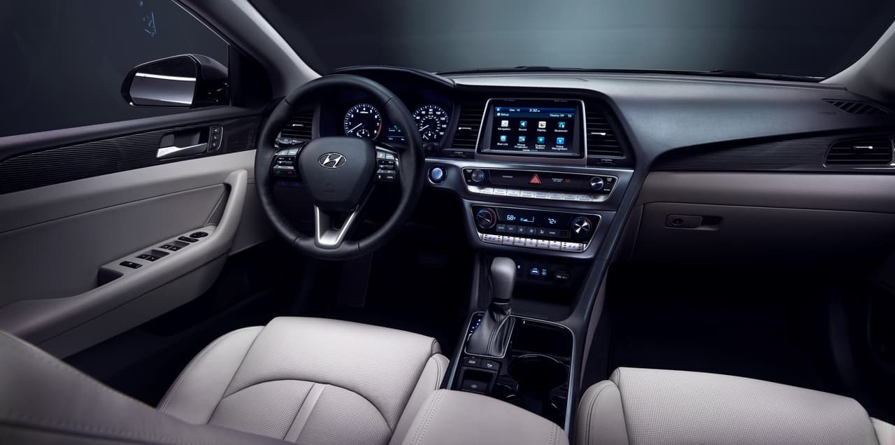 Su longitud total de 191.1 pulgadas con una distancia entre ejes de 110.4 pulgadas y ancho de 73.4 pulgadas, le permiten una cabina con muy buen espacio para las piernas del conductor (45.5 pulgadas).