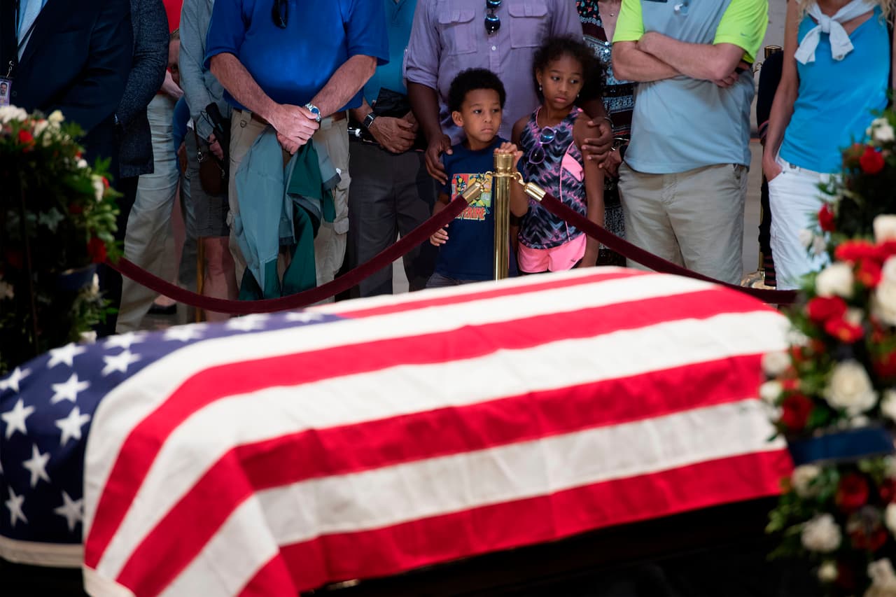 Tras la muerte de John McCain, su cuerpo fue trasladado unos días después hasta Washington DC, donde miles de ciudadanos le rindieron homenaje.