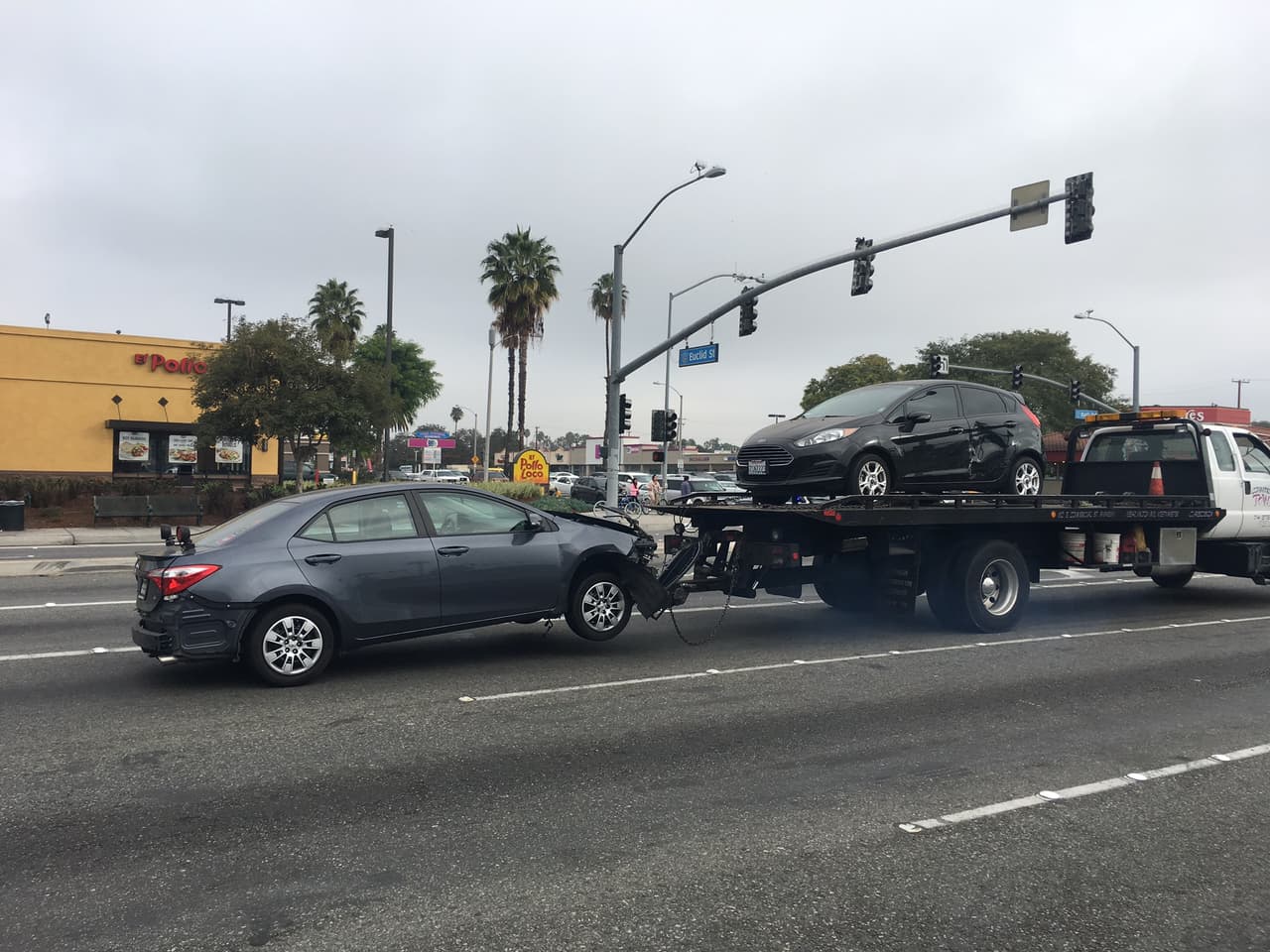 Dos personas murieron y una más terminó herida en un accidente que habría ocasionado una carrera ilegal de autos en Anaheim, California, el sábado 10 de diciembre de 2016.