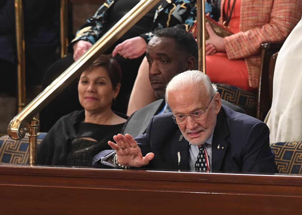 Buzz Aldrin, astronauta retirado de la NASA, uno de los invitados a presenciar el discurso.