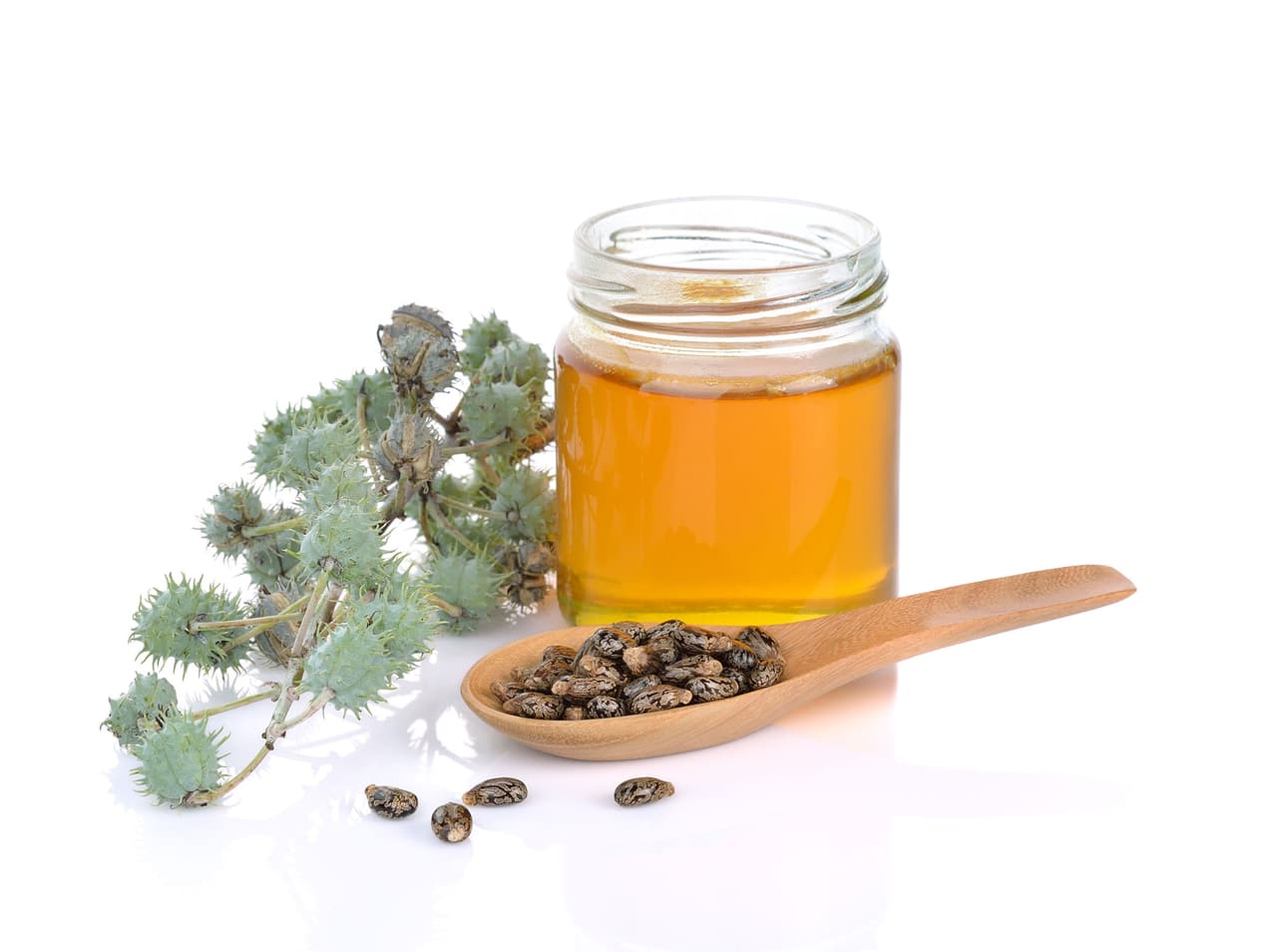<b>Aceite de ricino. </b>El aceite de ricino contiene ácidos grasos que son ideales para tratar la resequedad de la piel. Aplica aceite de ricino tras tu acostumbrado baño y en muy poco tiempo notarás la diferencia.