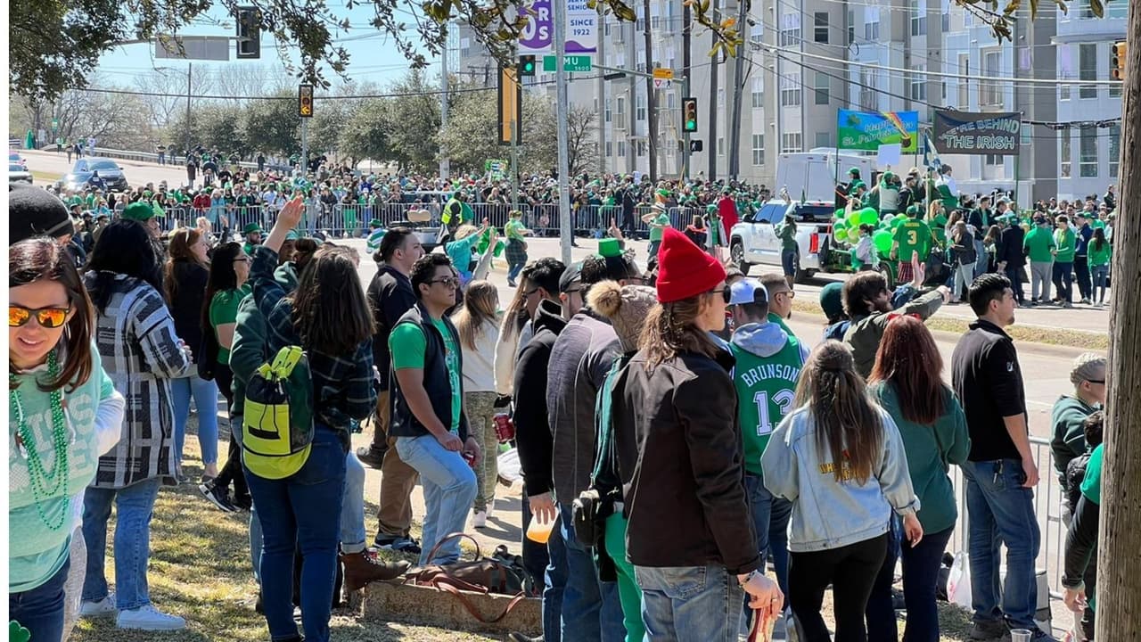 Los residentes del Metroplex se muestran emocionados en el desfile de San Patricio que
<a href="https://www.univision.com/local/dallas-kuvn/desfile-san-patricio-greenville-dallas-festejos-eventos" target="_blank">vuelve tras dos años suspendido</a> por la pandemia del covid-19.
<br>