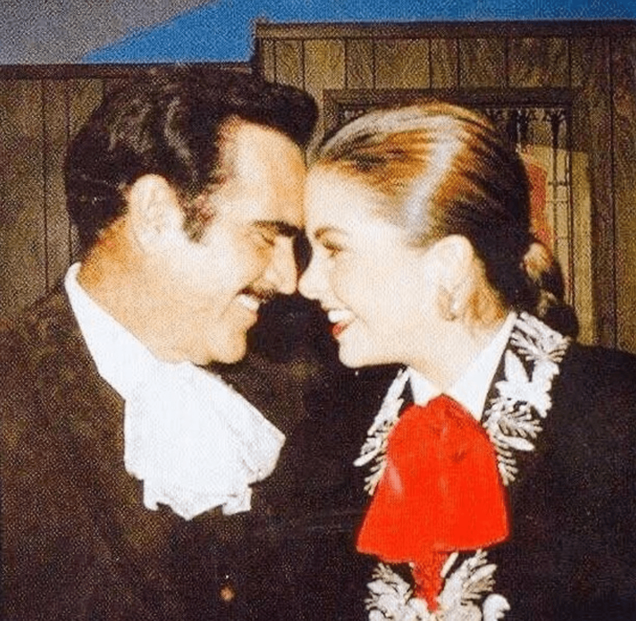 La cantante y actriz Lucero compartió una foto junto al charro con el traje típico de mariachi y el sentimental mensaje "Deja un enorme hueco en mi alma y en la de todos los mexicanos".