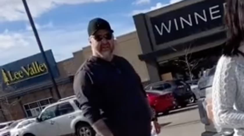 Hombre lanza insultos racistas a dos indígenas canadienses