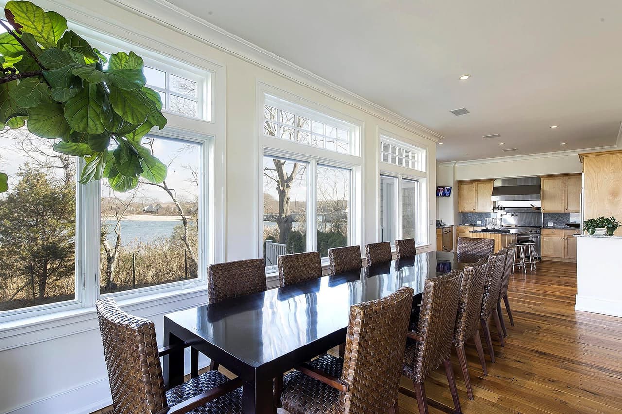 Tiene grandes ventanas,
<b>pisos de madera</b> y puertas de vidrio.
<br>