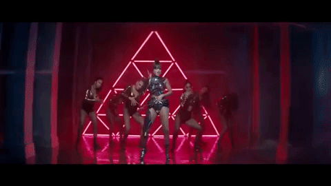 Ahora, en su más reciente video del tema 'Me gusta', escrito por Daddy Yankee, la venezolana es acompañada por algunas bailarinas en un ambiente futurista.