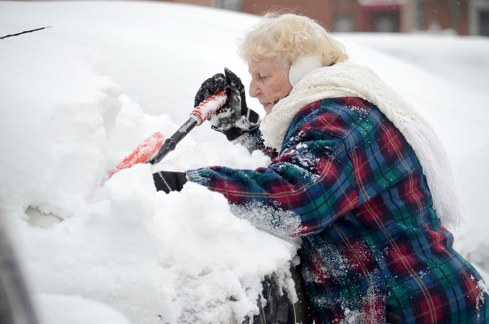 Debido a las condiciones, ha habido al menos 450 colisiones. Hasta 10 pulgadas de nieve se han acumulado en algunas zonas de Massachusetts. Así amaneció este lunes el auto de Lorraine Amato -en la imagen- en Pittsfield.