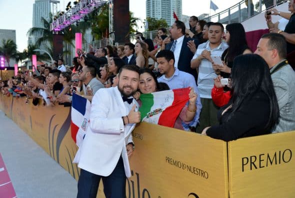 Justo en ese momento, Poncho Lizárraga andaba por ahí saludando a los fans.
