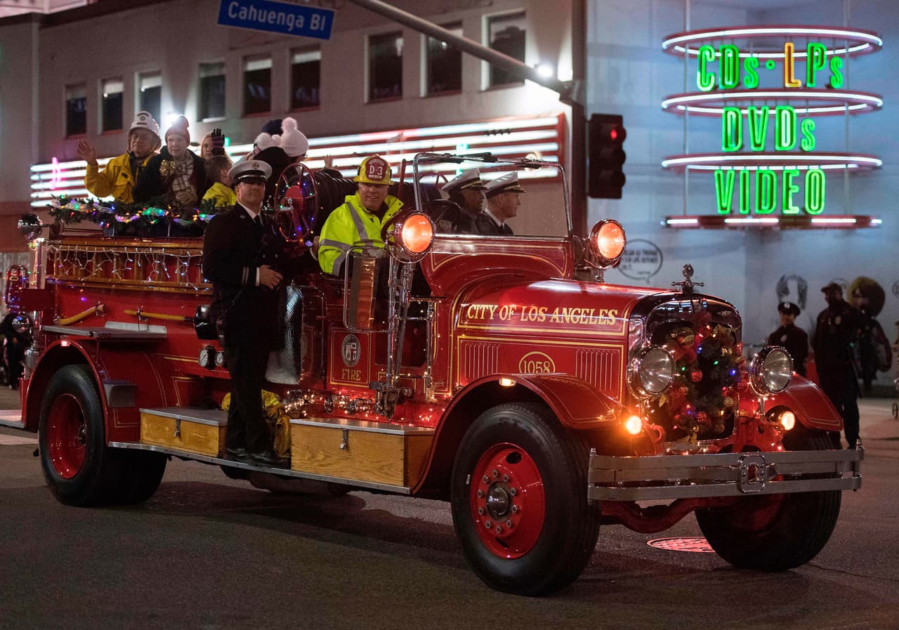 El desfile de Navidad en Hollywood inició en 1928 y se ha celebrado cada año excepto de 1942 a 1945 debido a la Segunda Guerra Mundial y en el 2020 por causa del coronavirus.