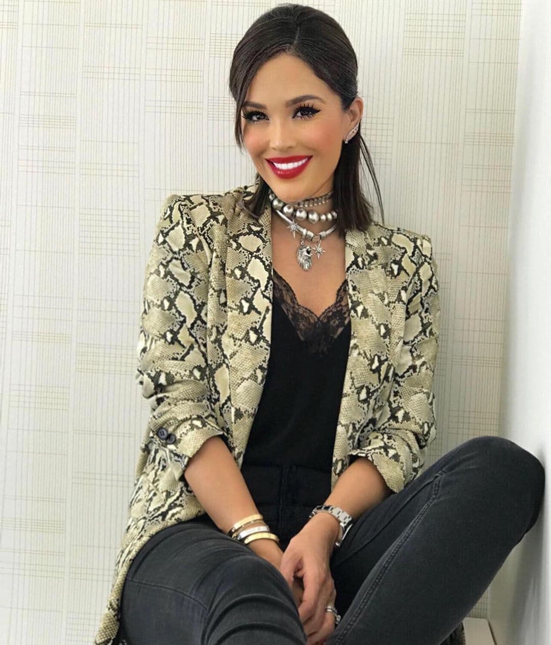 Los accesorios son parte fundamental en los looks de Karla, y en esta ocasión le dio un aire más ‘trendy’ al saco con estampado de serpiente.
<br>