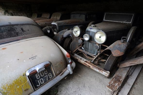 Entre los 60 autos de colección hay modelos exclusivos de marcas como Ferrari, Maserati, Porsche y Jaguar. Los autos fueron comprados entre las décadas de 1950 y 1970 por el empresario del transporte Roger Baillon, quien soñaba con restaurar su antigua colección y mostrarla en un museo. Llegó a reunir más de 100 autos pero su empresa empezó a decaer y tuvo que vender la mitad. Tras su muerte todo quedó para su hijo Jacques, quien falleció el año pasado. Los siguientes herederos, los nietos de Baillon, descubrieron el tesoro cuando fueron hasta la granja para ver su estado con intenciones de ponerla a la venta.