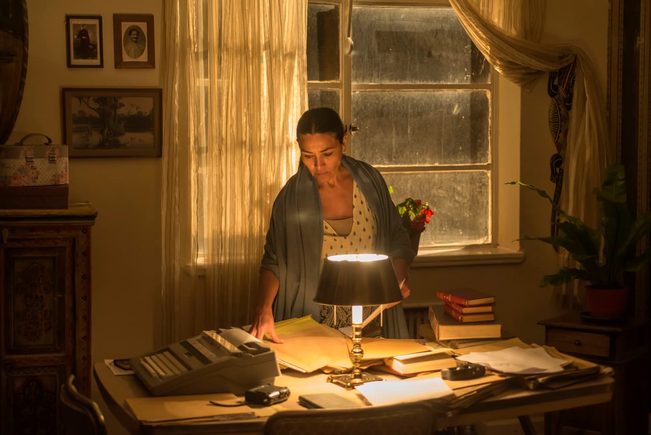 Para salvar su vida, Gabriela le reveló que '
<b><a href="http://www.univision.com/series/el-chapo/humberto-busto-es-don-sol-en-el-chapo">Don Sol</a></b>' había sido el responsable.