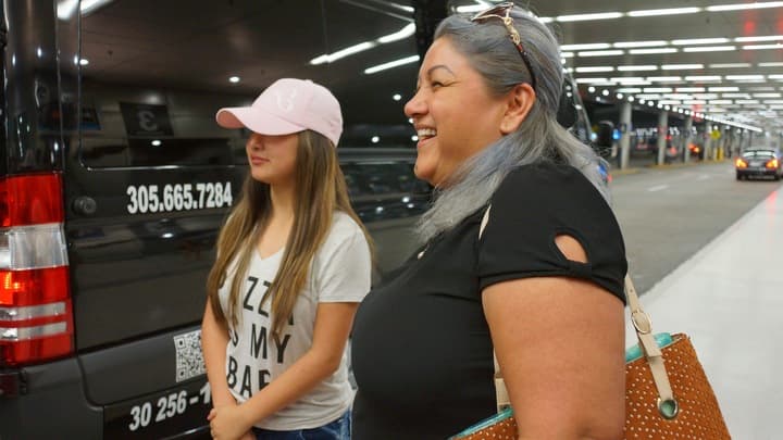 Con el humor que distingue a los locutores le hiceron más de una broma a las invitadas de honor de Premio Lo Nuestro.