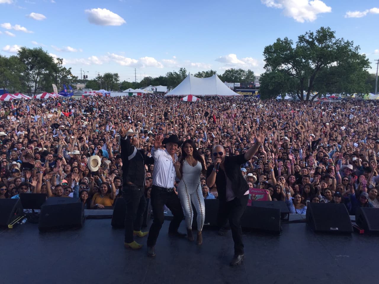 Para Raúl 'El Pelón', Carla Medrano y El Feo será muy difícil borrar de sus mentes lo vivido en la ciudad de los vientos después de este gran evento al lado de La Arrolladora Banda El Limón, Gerardo Ortiz, Calibre 50 y más.