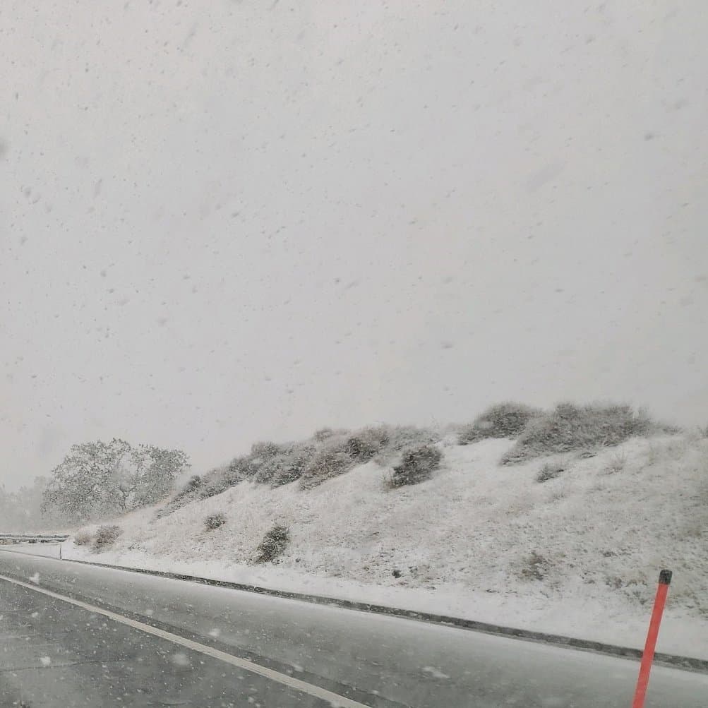 Por otra parte, las condiciones en la SR 58 también fueron de baja visibilidad y caída de nieve.