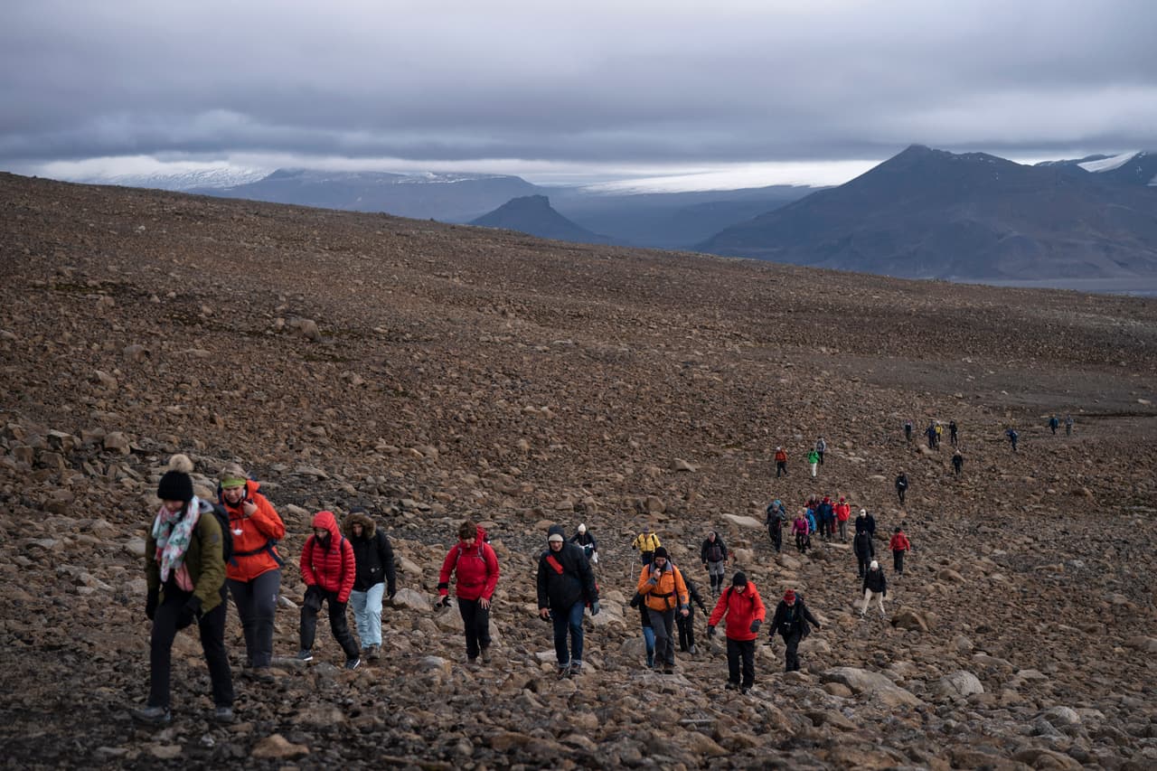 <b>El deshielo de Groenlandia se ha acelerado en la última década,</b> indican los científicos. A mediados de agosto, un grupo de personas viajó al lugar donde antes estuvo el glaciar Okjokull, en el oeste del país, para marcar la desaparición del primer glaciar de una isla que se ha caracterizado por estar cubierta de hielo casi en su totalidad.